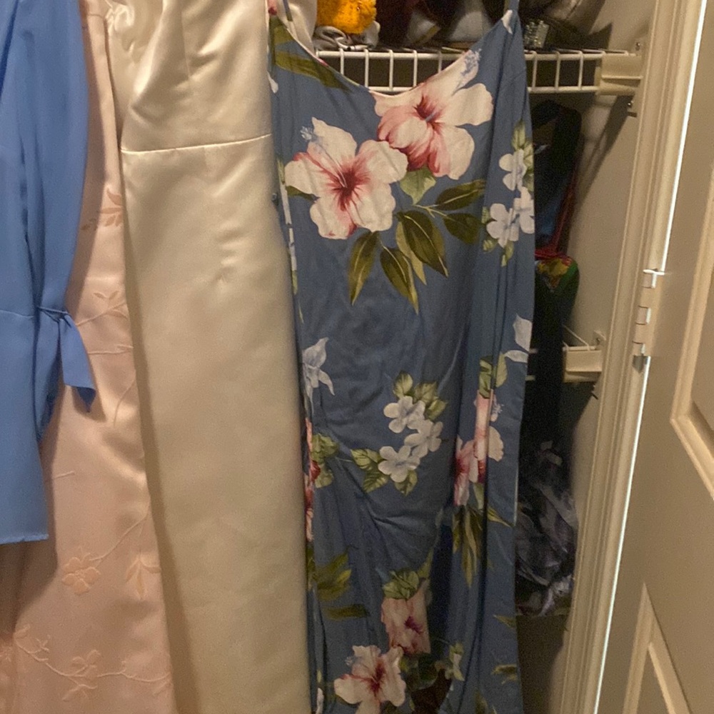 Hawaiian dress with blue background and whitish pink flowers